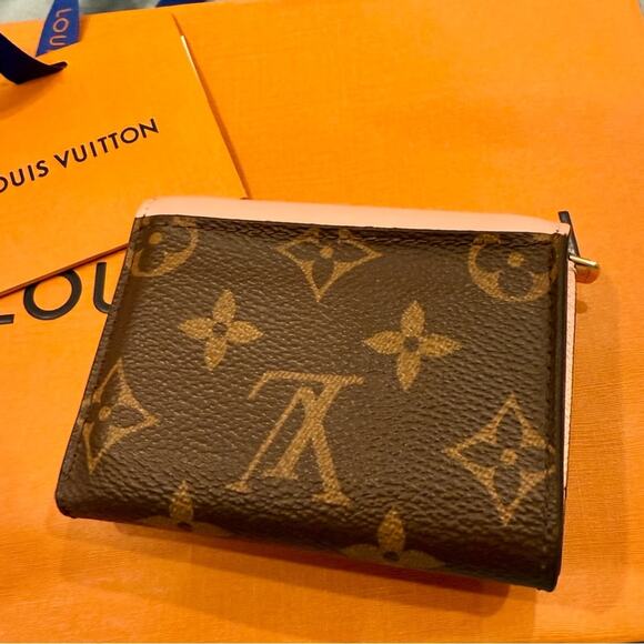 Louis Vuitton Zoe Wallet - Picture 2 of 9